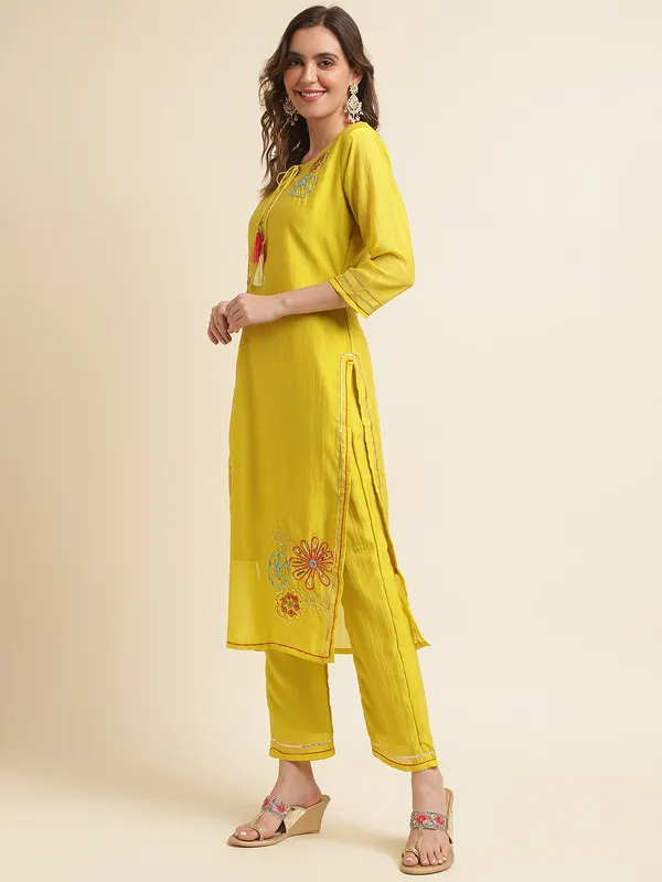 Women_White_Floral_Straight_Kurta_Sets