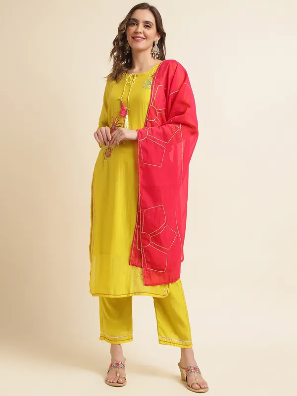 Women_White_Floral_Straight_Kurta_Sets