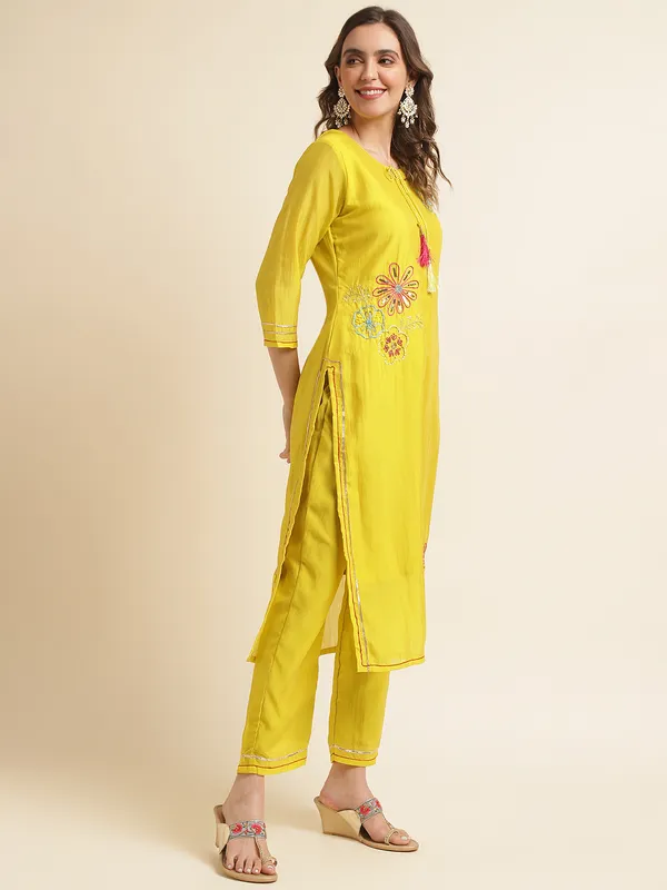 Women_White_Floral_Straight_Kurta_Sets