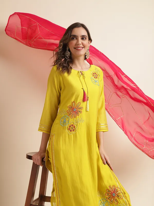 Women_White_Floral_Straight_Kurta_Sets