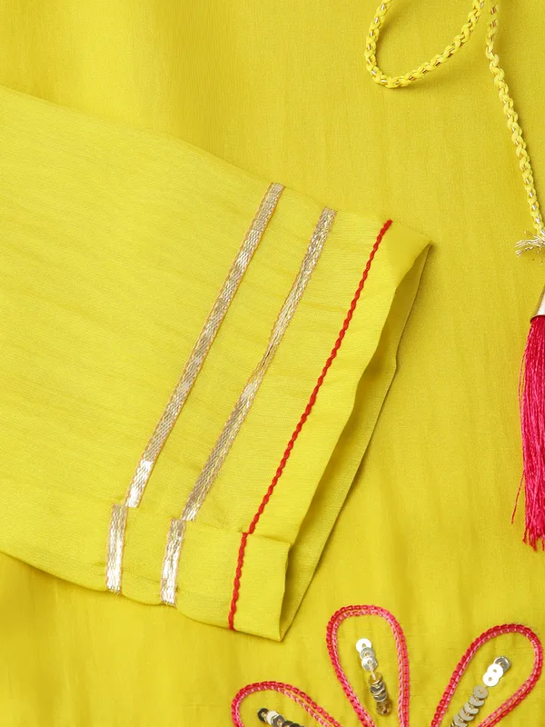 Women_White_Floral_Straight_Kurta_Sets