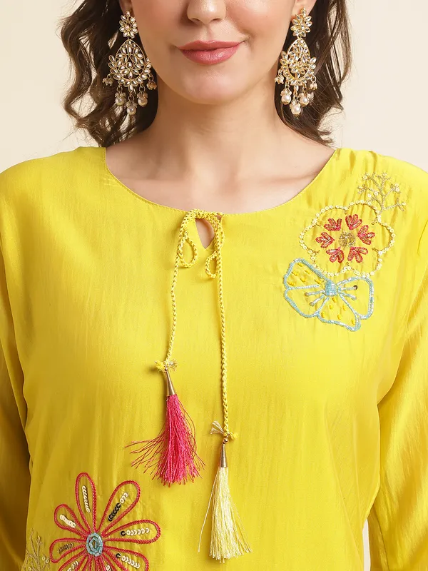 Women_White_Floral_Straight_Kurta_Sets