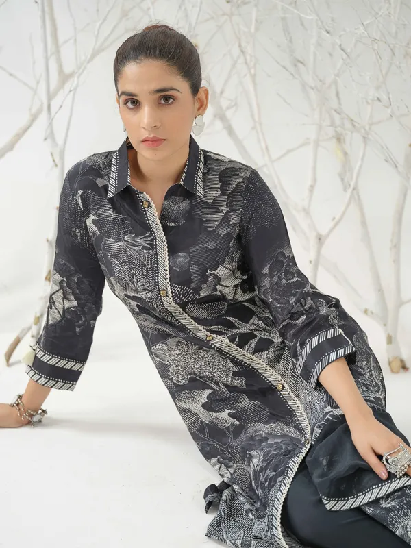 Black_&_White_Floral_Printed_Straight_Kurta_and_Trousers_With_Dupatta