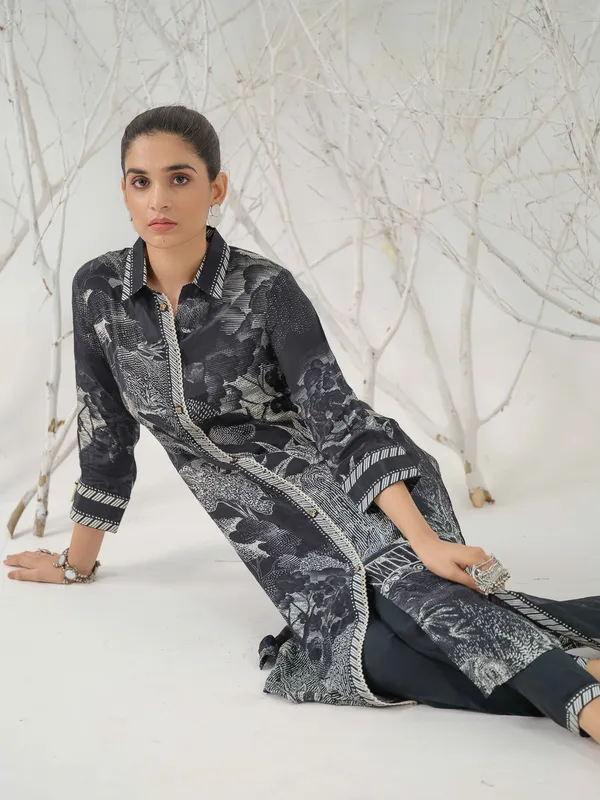 Black_&_White_Floral_Printed_Straight_Kurta_and_Trousers_With_Dupatta