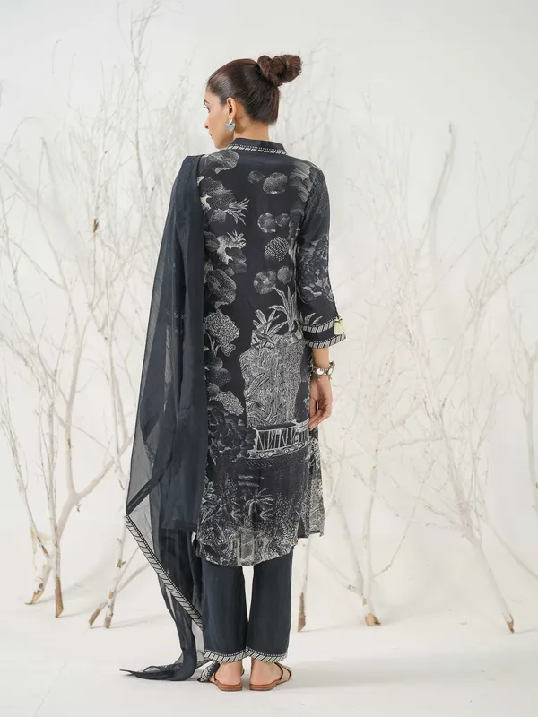 Black_&_White_Floral_Printed_Straight_Kurta_and_Trousers_With_Dupatta