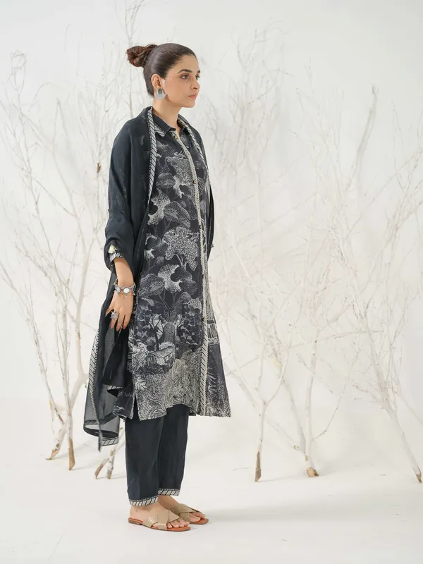 Black_&_White_Floral_Printed_Straight_Kurta_and_Trousers_With_Dupatta