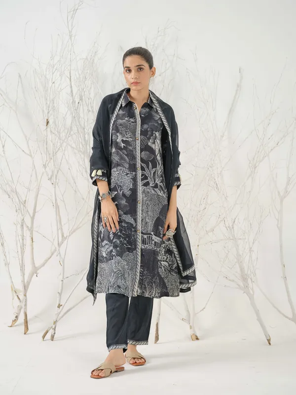 Black_&_White_Floral_Printed_Straight_Kurta_and_Trousers_With_Dupatta