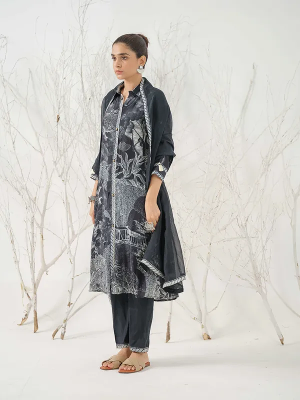 Black_&_White_Floral_Printed_Straight_Kurta_and_Trousers_With_Dupatta