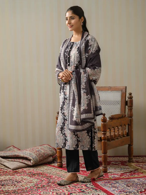 Black_&_White_Floral_Printed_Straight_Kurta_and_Trousers_With_Dupatta