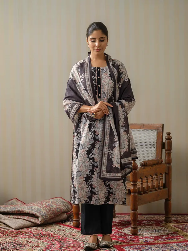 Black_&_White_Floral_Printed_Straight_Kurta_and_Trousers_With_Dupatta