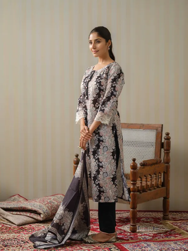 Black_&_White_Floral_Printed_Straight_Kurta_and_Trousers_With_Dupatta