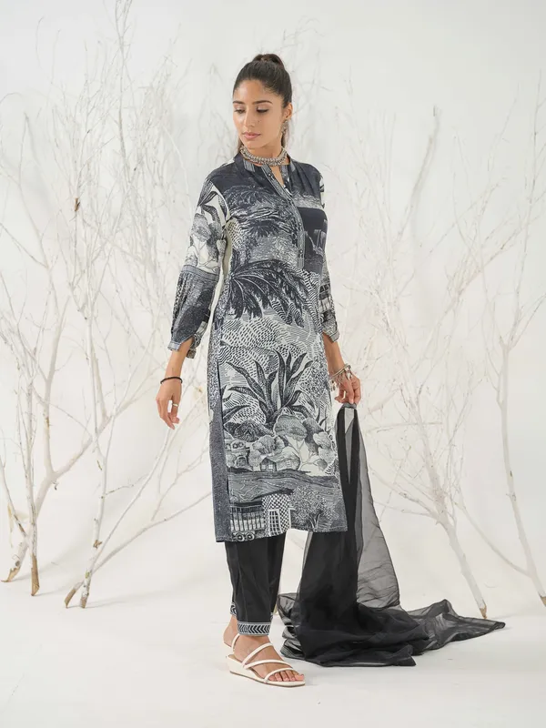 Black_&_White_Floral_Printed_Straight_Kurta_and_Trousers_With_Dupatta