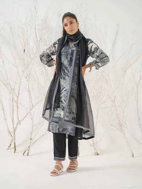 Black_&_White_Floral_Printed_Straight_Kurta_and_Trousers_With_Dupatta