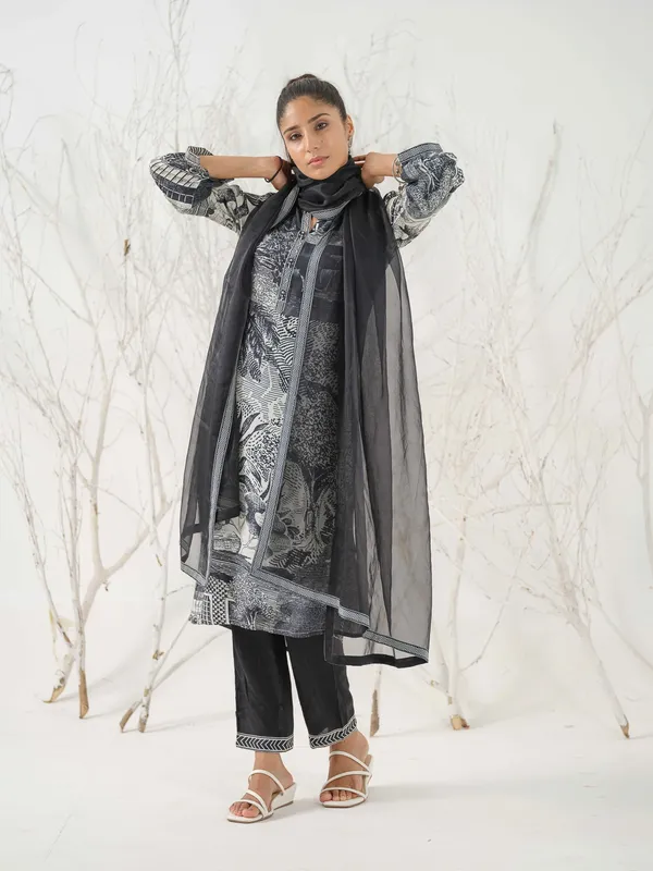 Black_&_White_Floral_Printed_Straight_Kurta_and_Trousers_With_Dupatta