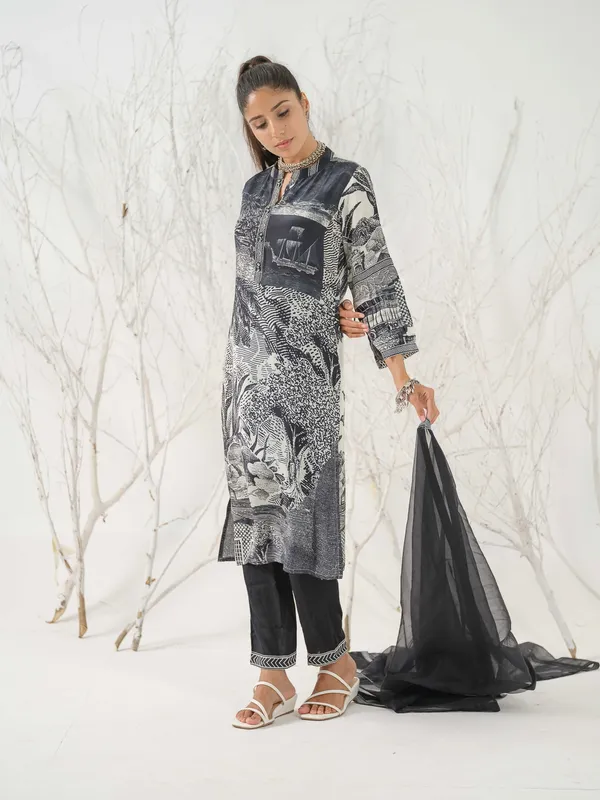 Black_&_White_Floral_Printed_Straight_Kurta_and_Trousers_With_Dupatta