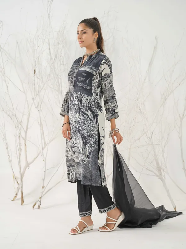 Black_&_White_Floral_Printed_Straight_Kurta_and_Trousers_With_Dupatta