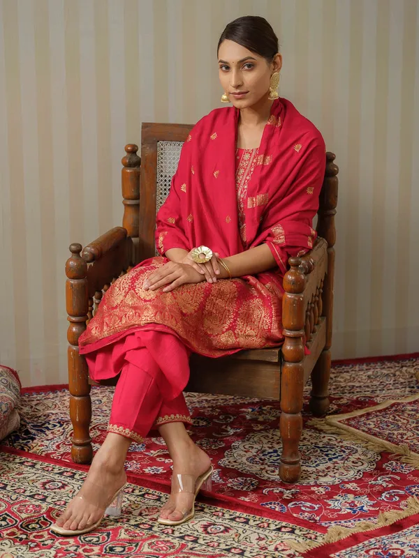 Pink_Yoke_Design_Woven_Design_Straight_Kurta_and_Trousers_With_Dupatta