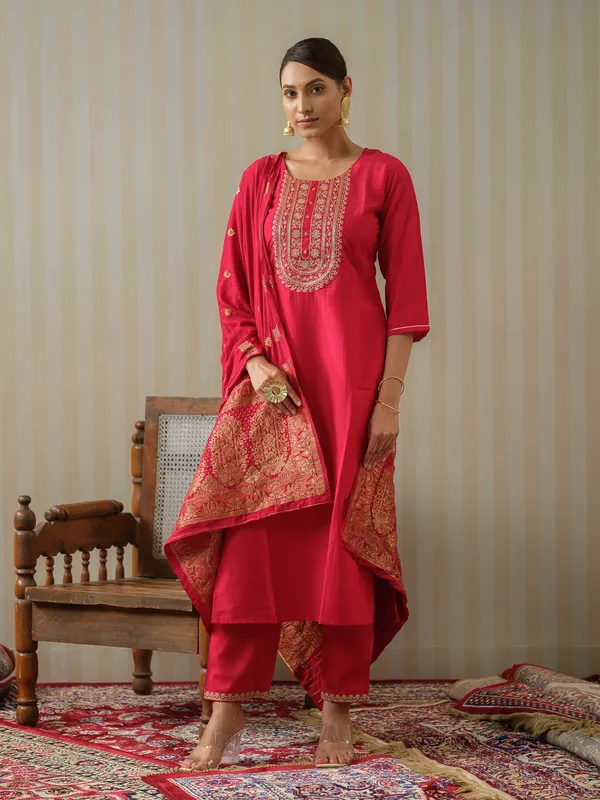 Pink_Yoke_Design_Woven_Design_Straight_Kurta_and_Trousers_With_Dupatta