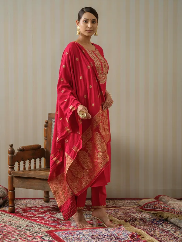 Pink_Yoke_Design_Woven_Design_Straight_Kurta_and_Trousers_With_Dupatta