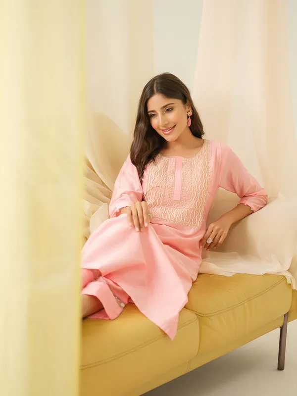 Pink_Yoke_Design_Woven_Design_Straight_Kurta_and_Trousers_With_Dupatta