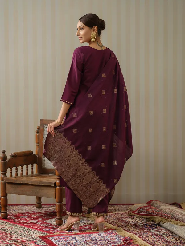 Purple_Yoke_Design_Woven_Design_Straight_Kurta_and_Trousers_With_Dupatta