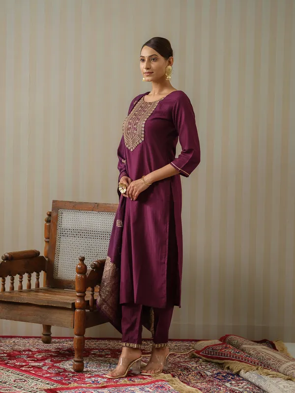 Purple_Yoke_Design_Woven_Design_Straight_Kurta_and_Trousers_With_Dupatta