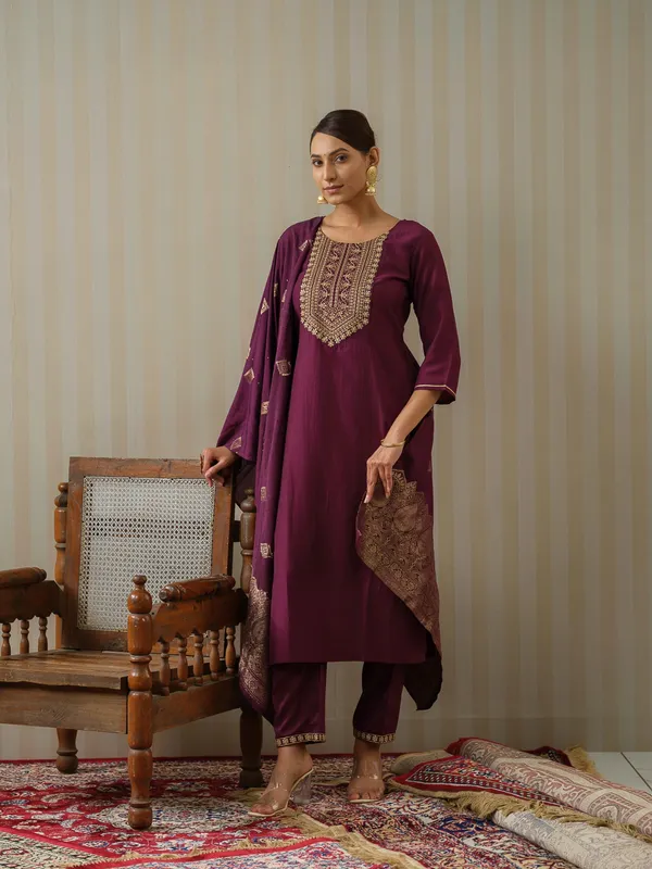 Purple_Yoke_Design_Woven_Design_Straight_Kurta_and_Trousers_With_Dupatta
