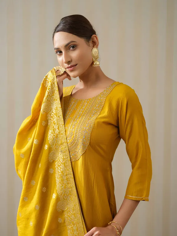 Yoke_Design_Woven_Design_Straight_Kurta_and_Trousers_With_Dupatta