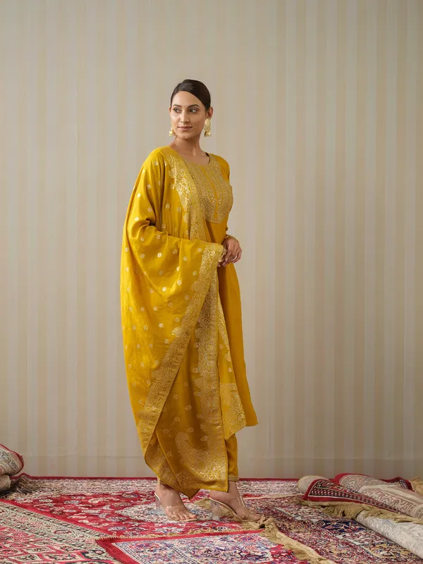 Yoke_Design_Woven_Design_Straight_Kurta_and_Trousers_With_Dupatta