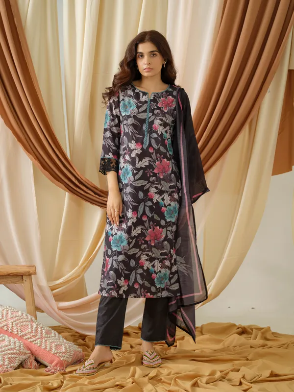 women_Black_Floral_Printed_Kurta_and_Trousers_With_Dupatta