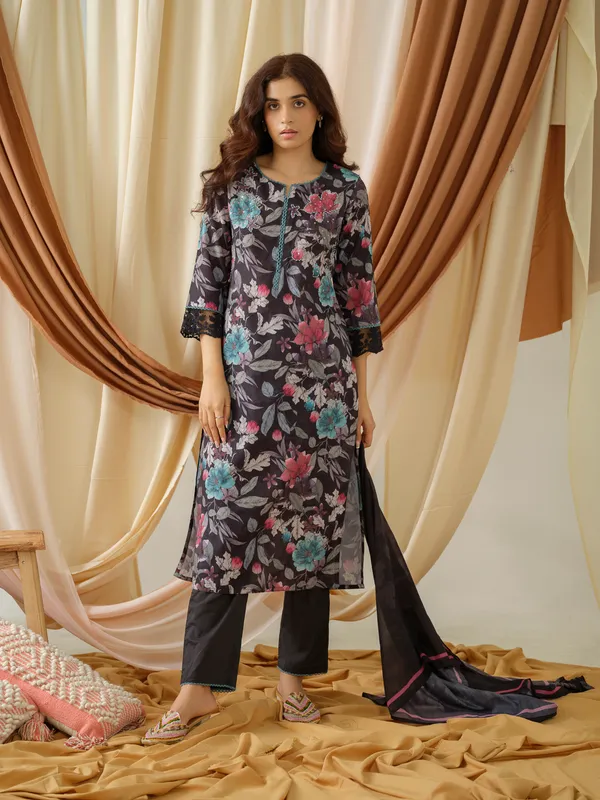 women_Black_Floral_Printed_Kurta_and_Trousers_With_Dupatta
