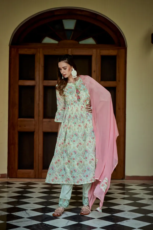 women_Green_Ethnic_Motifs_Printed_Kurta_Sets
