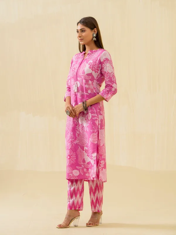 Rose_Floral_Printed_Straight_Kurta_and_Trousers