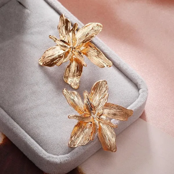 Simple_Metallic_Flower_Three-dimensional_Metal_Petal_Earrings_For_Women_&_Grils_(ER201)