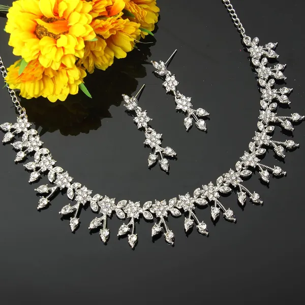 Diamond/White_Stones_Necklace_Jewellery_Set_-_Designer_Collection_for_Weddings,_Parties,_and_Festivals