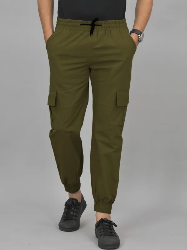 https://cdn-image.blitzshopdeck.in/ShopdeckCatalogue/tr:f-webp,w-600,fo-auto/6598f943e383bd2bdcd14535/media/QUA-MEHENDIGREEN-MENS-CARGO-PANTS_1704801013692_oe41gvth4o3d42f.jpg__Men's Exclusive