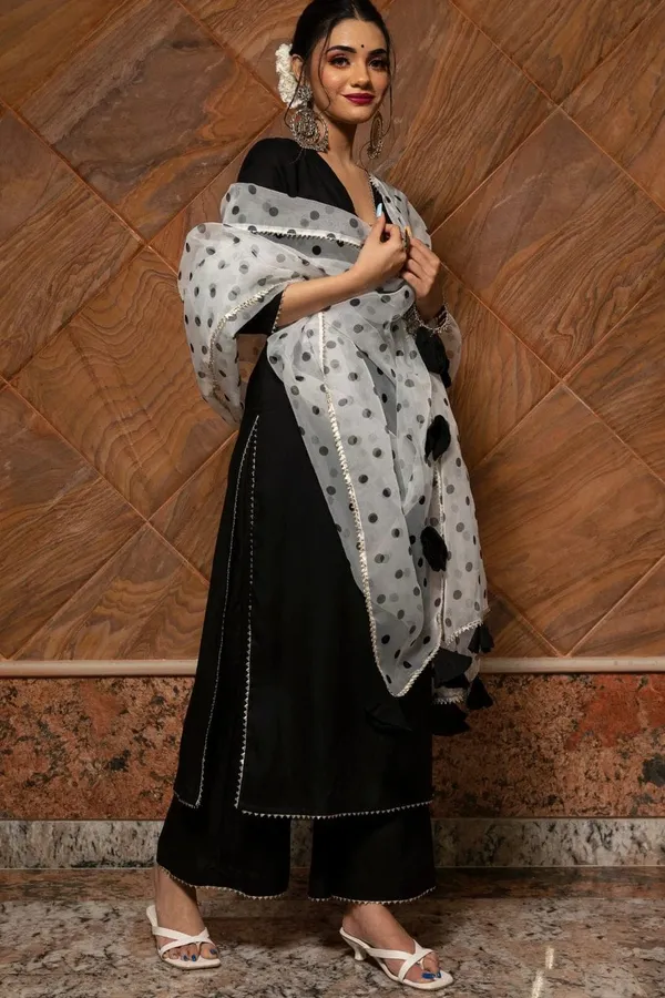 ZestLeaf_Handcrafted_Black_Rayon_Kurta,_Pant,_and_Organza_Dupatta_Set