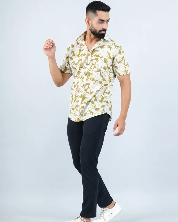 Breezy_Big_Green_Floral_Print_Regular_Fit_Casual_Cotton_Shirt_with_Spead_Collar