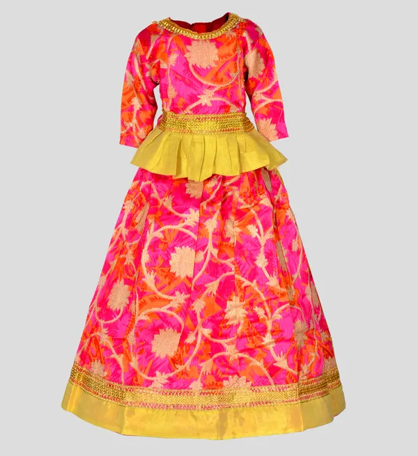 https://cdn-image.blitzshopdeck.in/ShopdeckCatalogue/tr:f-webp,w-600,fo-auto/65aa114702d8dc3ec1c85c68/media/Sathiyas_Girls_Readymade_Trendy_Lehenga_Choli_Set_2GAOR0L8C9_2024-02-06_1.jpg__Sathiyas