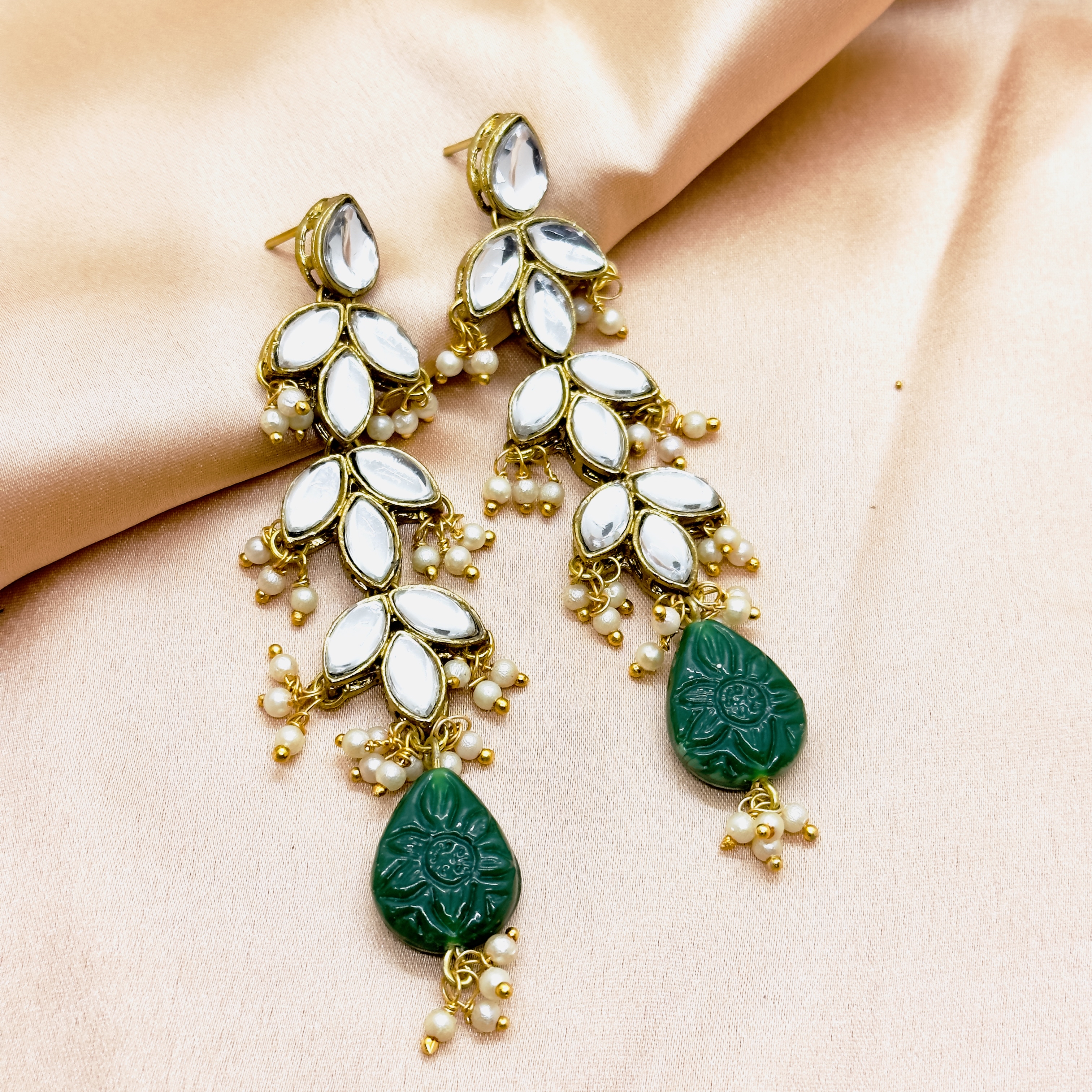 https://cdn-image.blitzshopdeck.in/ShopdeckCatalogue/tr:f-webp,w-600,fo-auto/65b7523602d8dc3ec1da33d5/media/Dhivara_Stuning_Kundan_Long_Earring_with_Antique_Green_Beads__BIHCNDDAWB_2024-07-03_1.DNG__DHIVARA