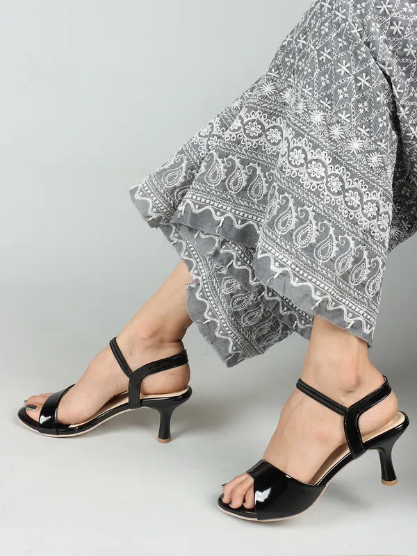 Black_Women_Sleek_Kitten_heels_solid_sandals