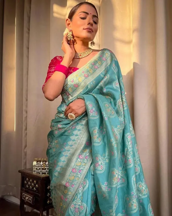 Pink_Aquiliq_Woven_Kanjivaram_Art_Silk,_Cotton_Silk_Saree