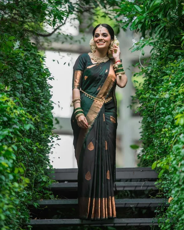 Yellow_Woven_Kanjivaram_Silk_Blend_Saree