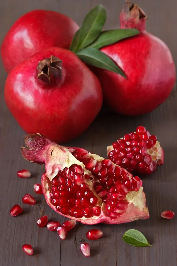 Pomegranate_Tree_In_A_Pot_Easily_(Anar)