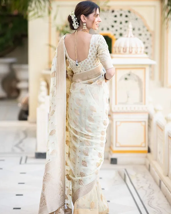 Beige_Soft_Cotton_Weave_Saree_With_Unstitched_Blouse