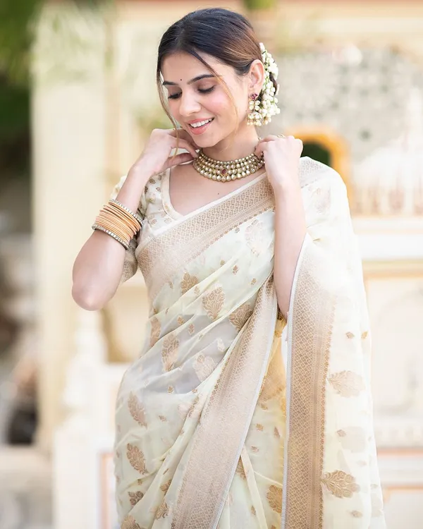 Beige_Soft_Cotton_Weave_Saree_With_Unstitched_Blouse