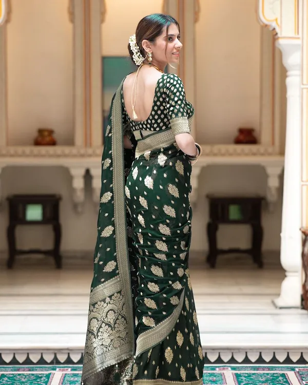 Green_Soft_Cotton_Weave_Saree_With_Unstitched_Blouse