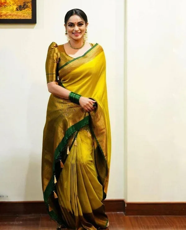 Yellow_Embellished_Banarasi_Jacquard_Saree_(Yellow)