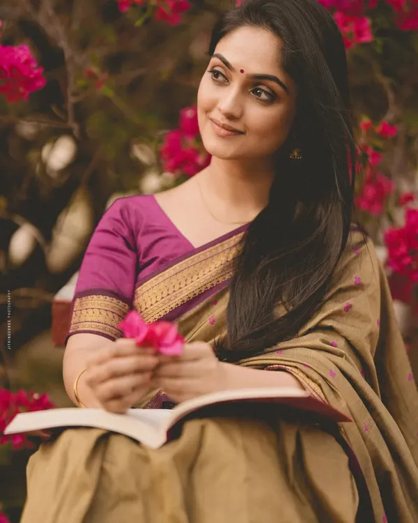 Beige_Green_Pure_Banarasi_Saree