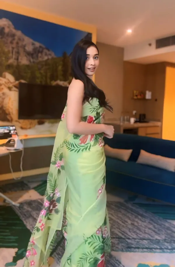 Ready_To_Wear__White_Trendy_Georgette_Saree